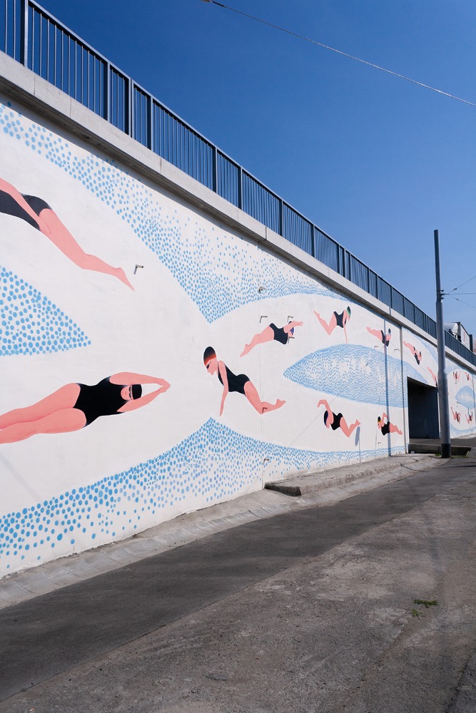 Cíl je start a start je cíl: Mural Davida Mazance v pražské Hostivaři s názvem Plav! zprostředkovává cykličnost života skrze plavecká tempa. Zdroj: webová stránka autora