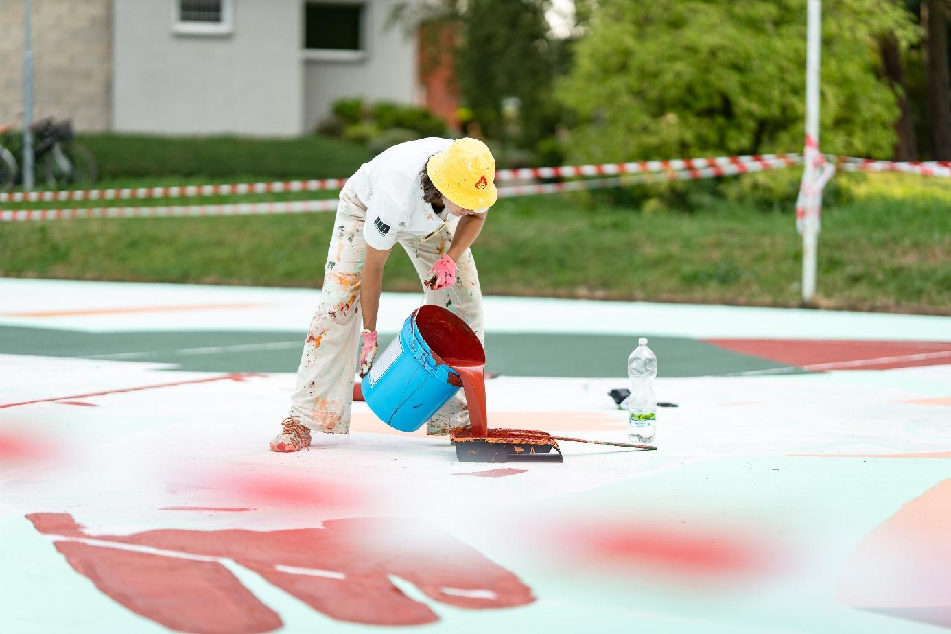 Júlia Mota Albuquerque při tvorbě basketbalového hřiště v Olomouci. Zdroj: streetart-festival.cz