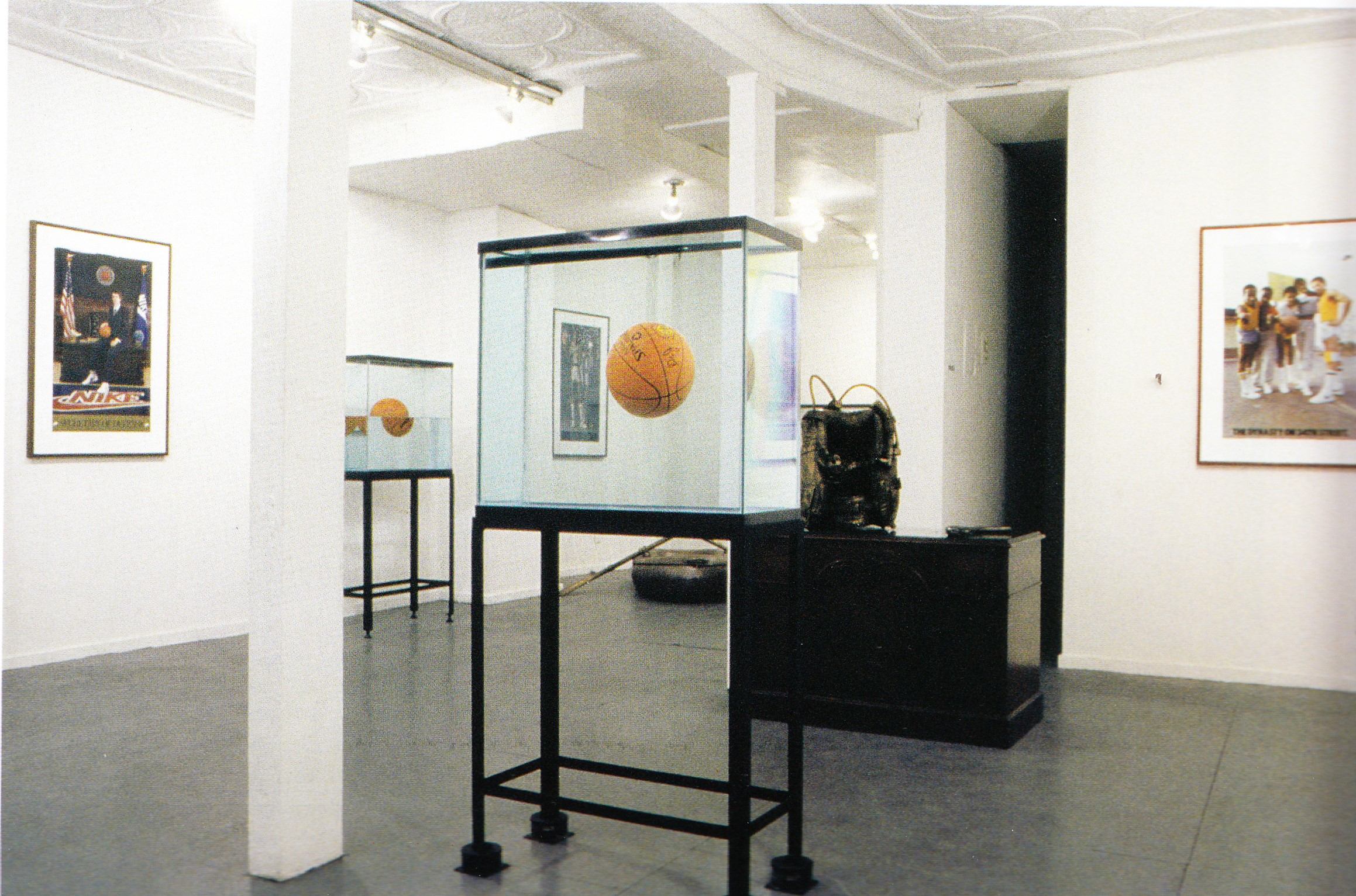 Z výstavy Equilibrium, Internazonal With Monument Gallery, New York, 1985, zdroj: Jeff Koons, Taschen, 2010, s. 148.