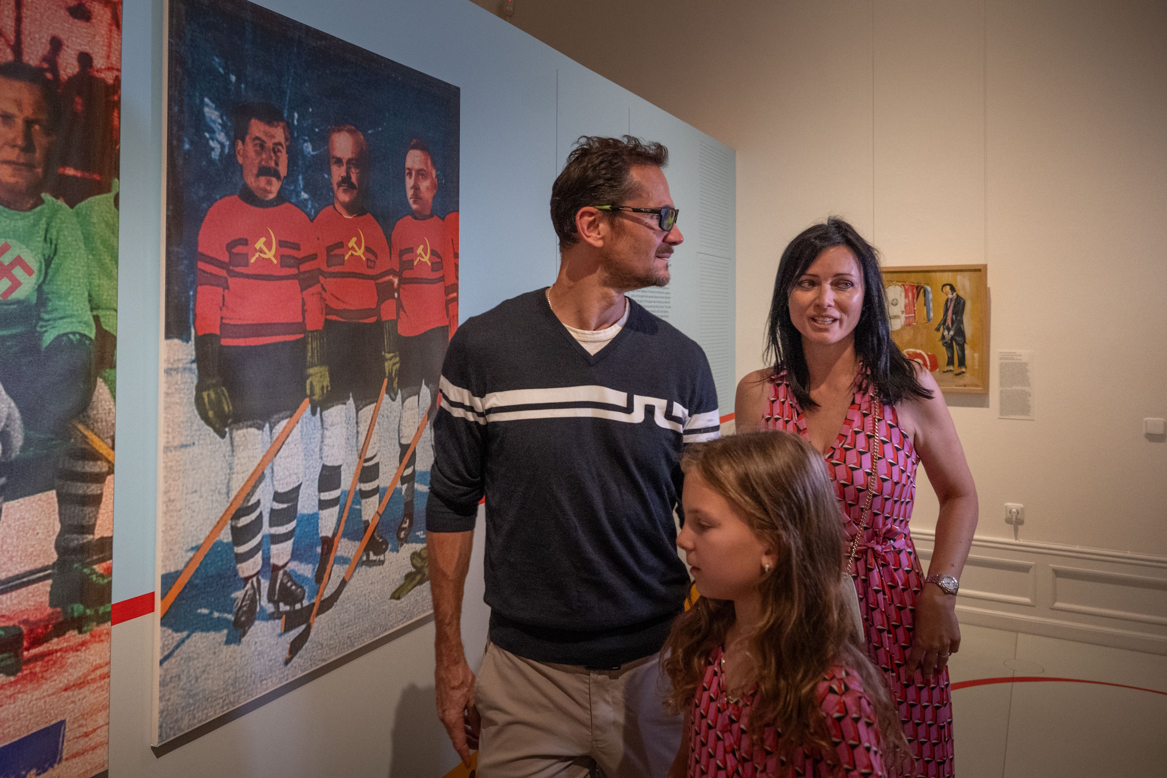 Patrik Eliáš with his family in front of a painting by Ivan Hlinka. Source: Sport in Art