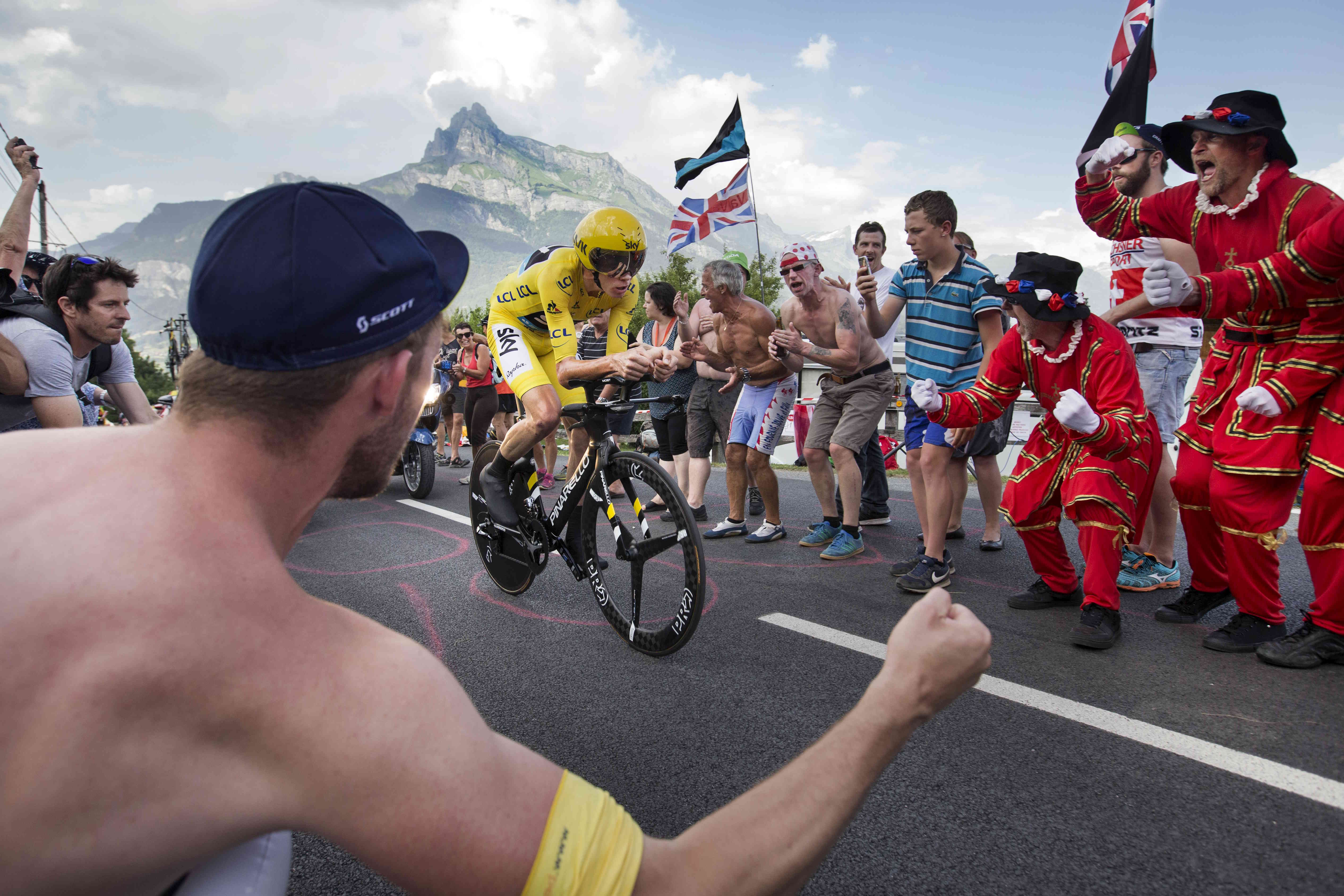 Chris Froome, Tour de France, 2016. Někde mezi Sallanche a Megève. Poslední časovka závodu a půlhodina strávená mezi frenetickými anglickými fanoušky při čekání na budoucího vítěze.