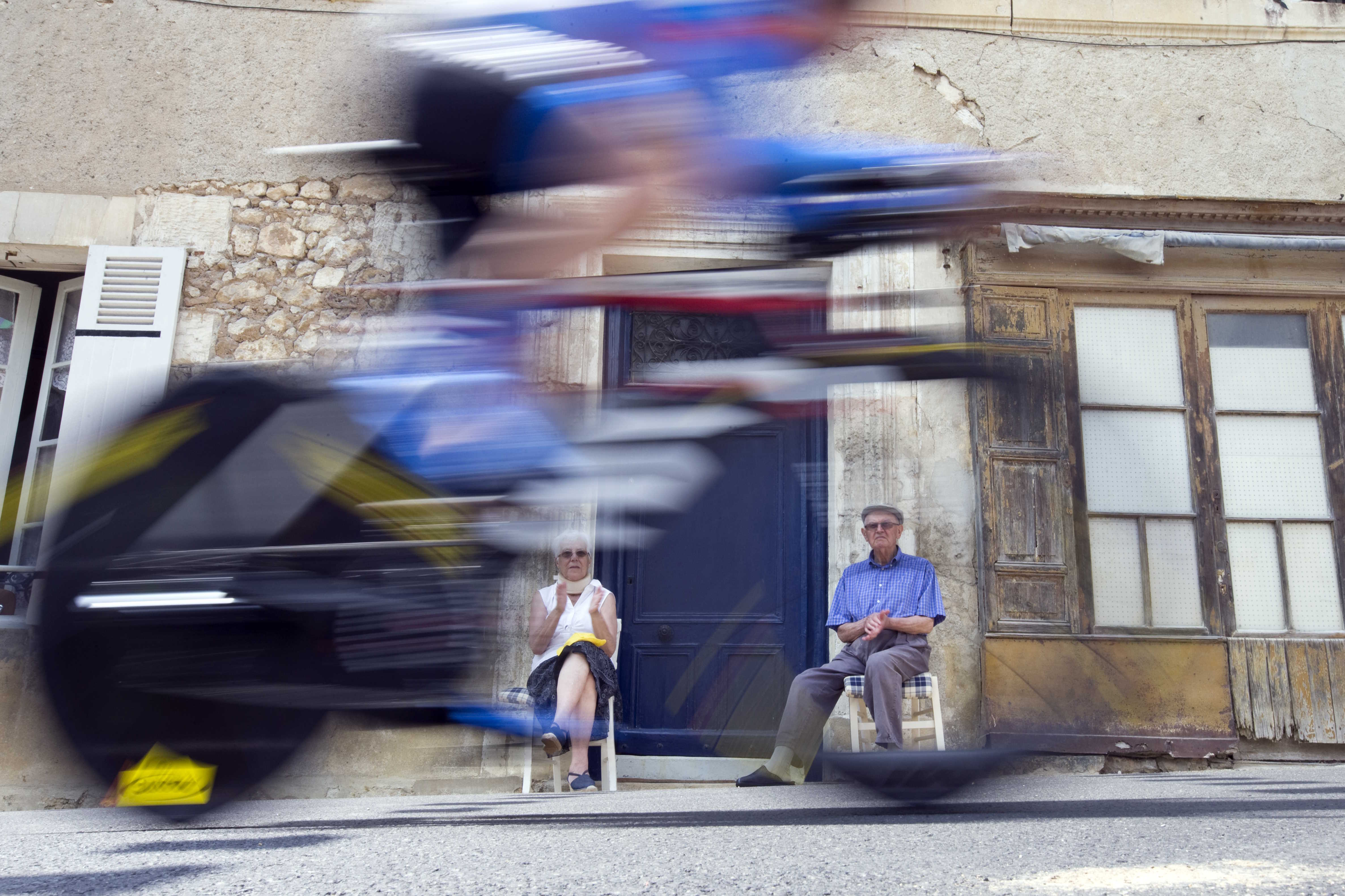 Tour de France 2014, staříci. Fotka s pracovním názvem Staříci, jedna z mých nejoblíbenějších cyklistických vůbec. Michelle a Pasqual sledují a povzbuzují závodníky při časovce z Bergeraku do Périgieux. 88 A stejně jako mně jim bylo jedno, kdo zrovna projíždí okolo.