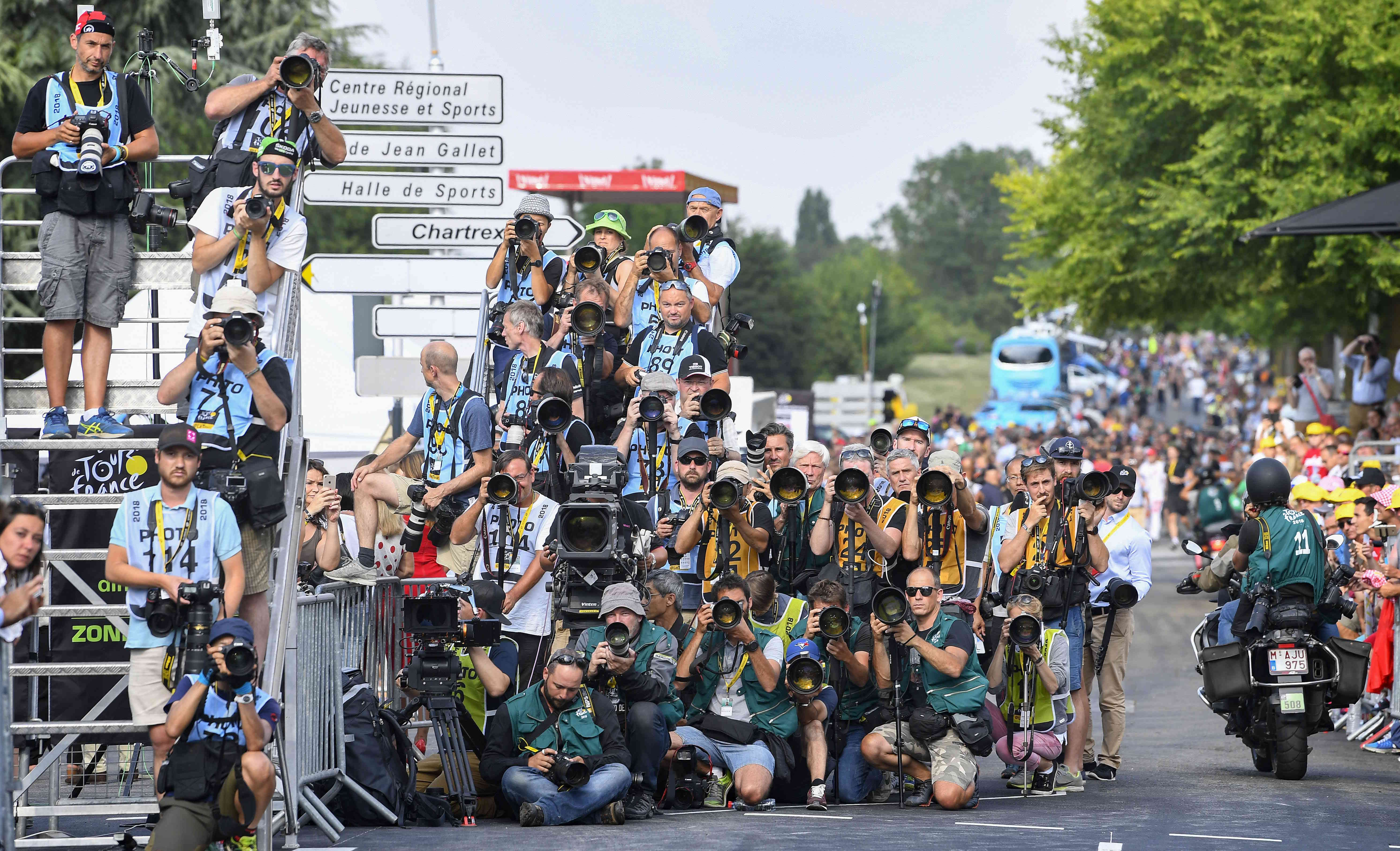 Tour de France 2018. Čekání na hromadný dojezd závodníků v Chartres. Vpravo, v rohu, dole... odtud to bylo s dlouhým objektivem většinou nejlepší, ale mnohdy bylo potřeba rychle uskakovat před řítícím se pelotonem.