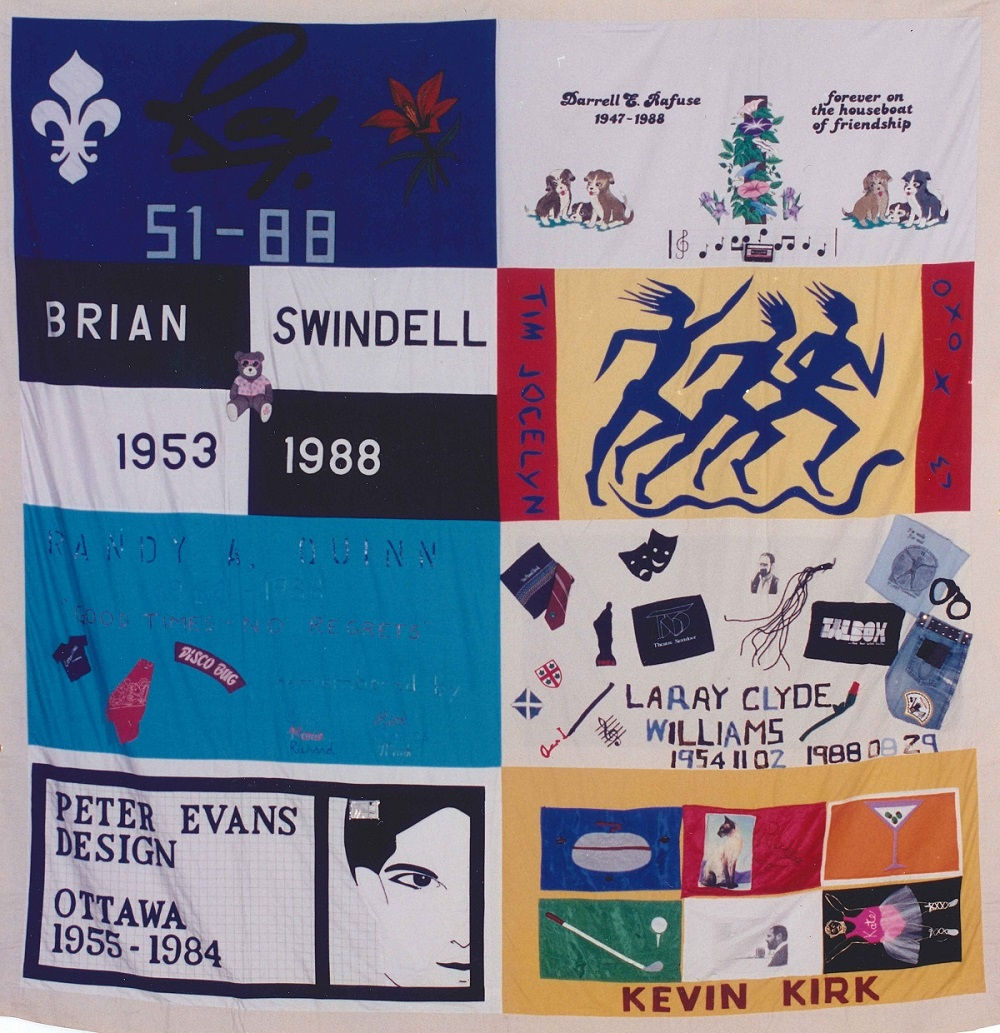Detail jedné patchworkové pamětní deky, která spolu s dalšími uchována v hokejových taškách jako holdza zemřelé na onemocnění AIDS. Zdroj: Quilt