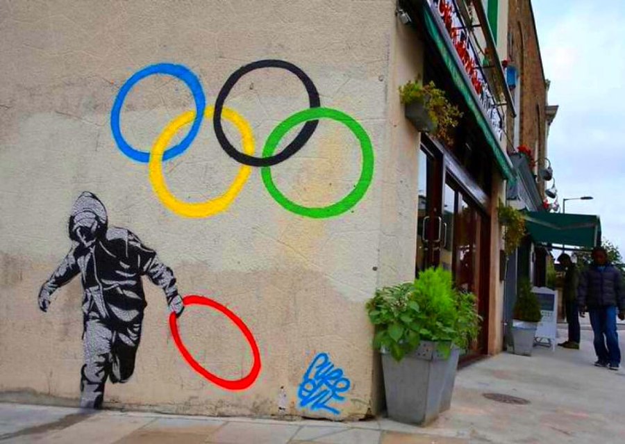 Pure Evilův ukradený olympijský kruh v Londýně. Zdroj: Street Art Utopia