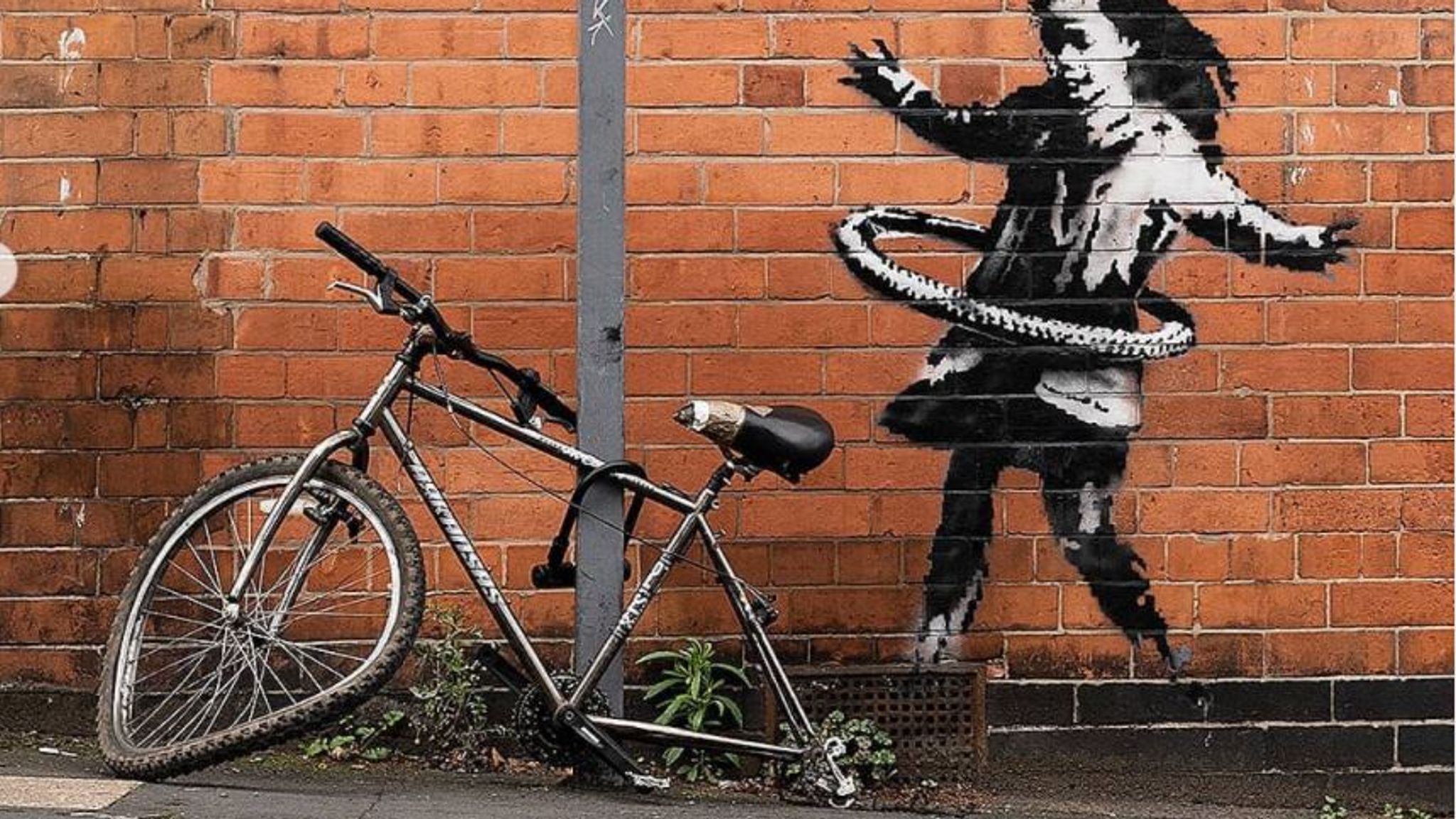 Banksyho holčička používající pláště kola hula-hop. Zdroj: Instagram Banksy