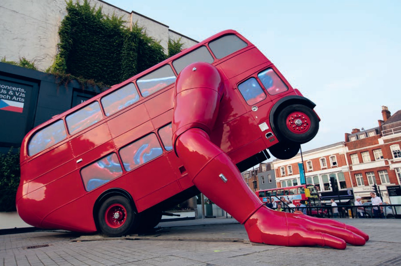 London Booster, klikající autobus, 2012, vzbudil velký zájem během londýnské olympiády