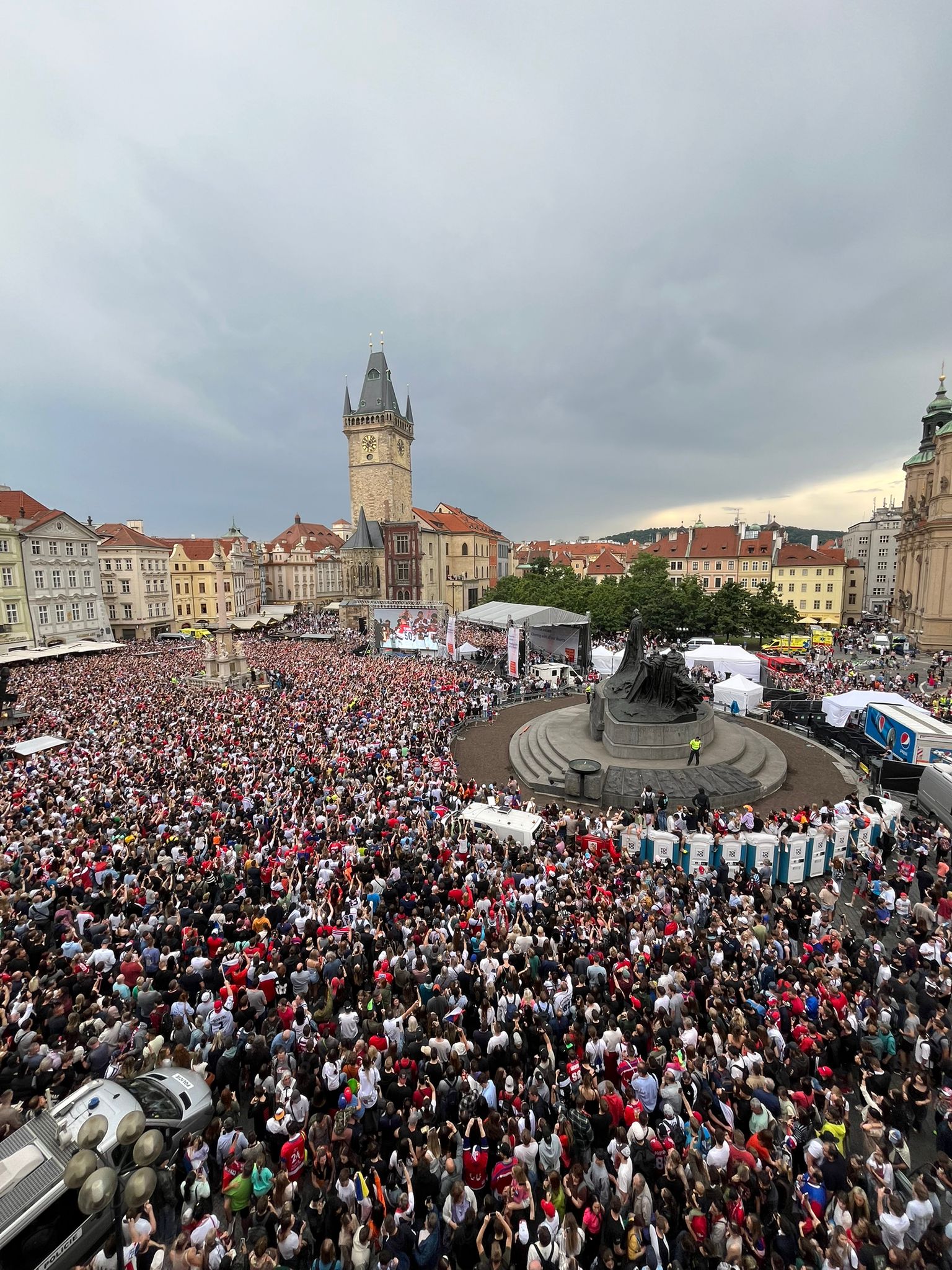 Old Town Square, 2024. Photo by Tereza Belingerová from the windows of the Na led! exhibition in the Kinský Palace.